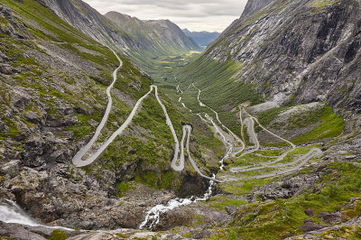 挪威山路。Trollstigen。Stigfossen瀑布。Norw