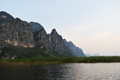 岩石悬崖和绿色森林在广阔的石灰岩山上湿地