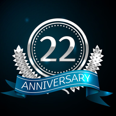 现实的22年22周年庆典设计银戒指和月桂花环，蓝丝带在蓝色背景。彩色矢量模板元素为您的生日庆祝派对