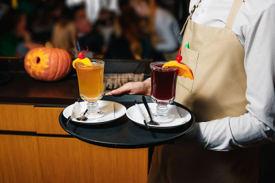 黑色托盘上放着果汁的玻璃杯。鸡尾酒会