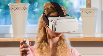 女孩在家里使用vr设备