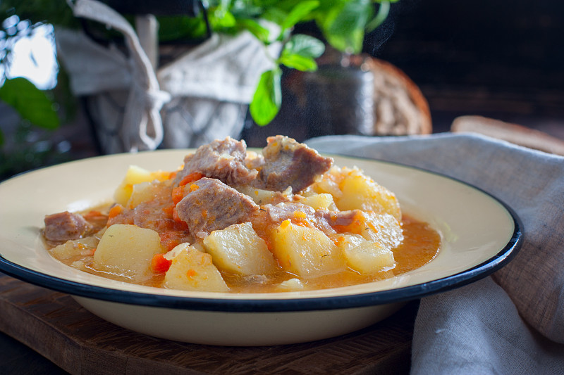 用火鸡肉炖土豆，横着吃