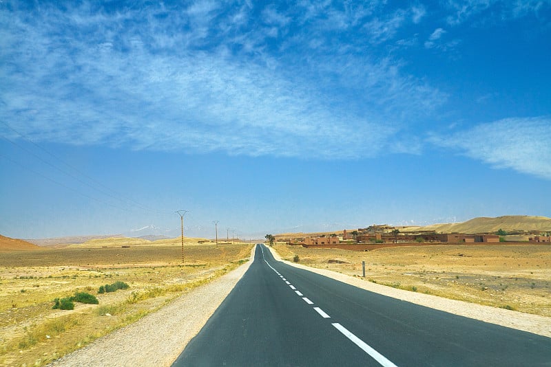 摩洛哥郊区公路上的景色