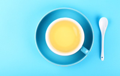 蓝色背景上的蓝色绿茶