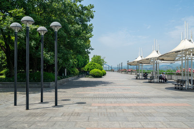 中国杭州滨江公园广场和城市天际线