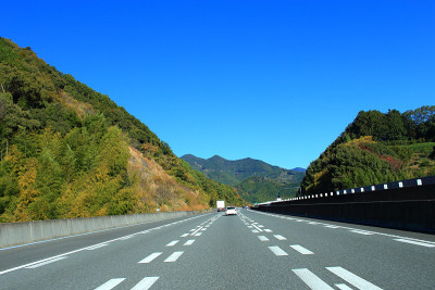 秋天在高速公路上开车