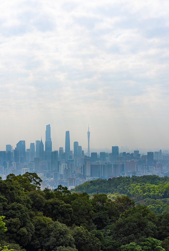 在白云山山顶拍摄广州市中心