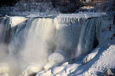 白雪覆盖的美国瀑布