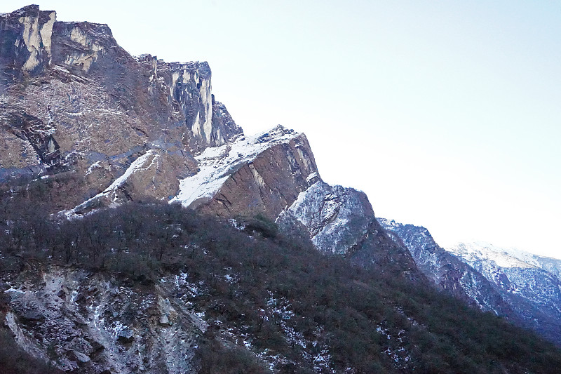 白雪皑皑的山峦和蓝天的自然景观