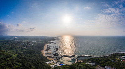 鸟瞰沙滩和游客在美丽清澈的海水中游泳