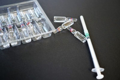 黑色背景上有医用安瓿和注射器
