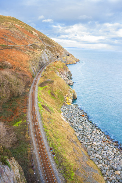铁路紧挨着海岸