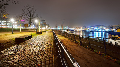 夜景运河附近灯火通明的空旷步道，没有人因为新冠病毒(COVID-19)疫情在德国基尔隔离区爆发