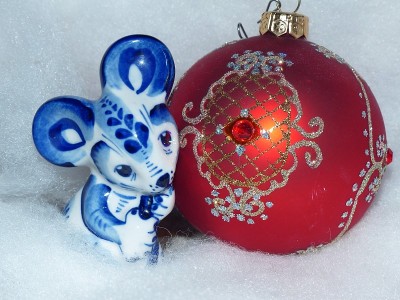 根据东方历法，2020年的玻璃球和象征是一只小白鼠(鼠)。新年的玩具。节日的背景。新年和圣诞节。有选