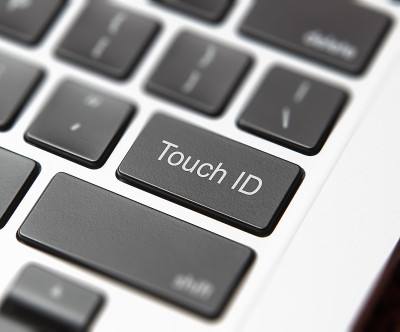 带有“Touch ID”按钮的电脑键盘