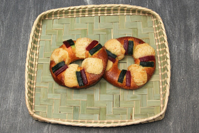 roscón, rosca de Reyes或国王蛋糕是一种甜的面团面包，上面装饰着蜜饯或蜜饯水果，