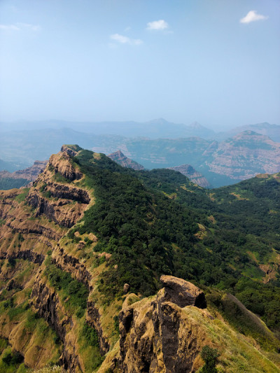 Arthur Seat, mahabaleshwar -绿色的山脉在背景中淡出蓝色的天空