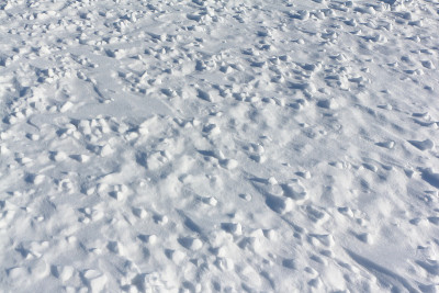 雪背景上的一条冻结的河流
