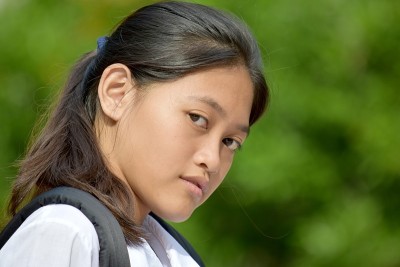 一个在户外的女学生