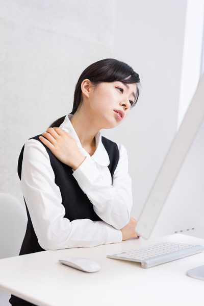 女商人使用电脑
