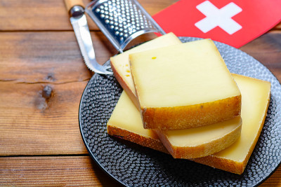 瑞士奶酪的分类:Emmental或Emmentaler中等硬度的圆孔奶酪，Gruyere, appe
