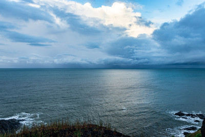 从山顶眺望海景，云雾缭绕