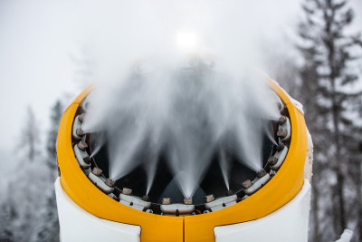 雪炮，机器或枪为滑雪者或滑雪板滑雪者在斜坡或山上下雪，人工雪