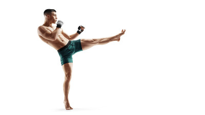 MMA踢。体育的概念。MMA战斗机孤立在白色背景。运动员。侧视图