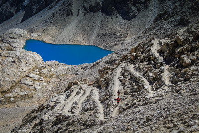 徒步旅行者攀登惠特尼山