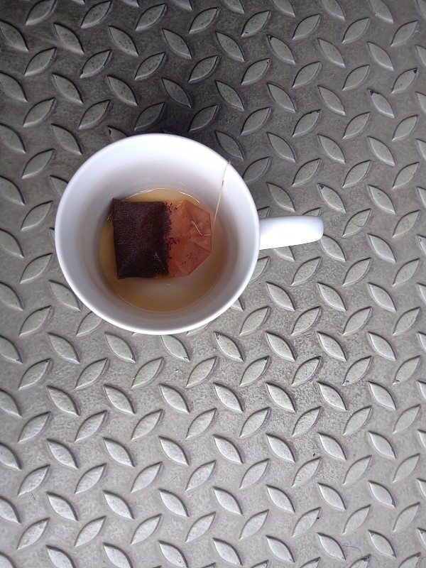 一杯茶放在格子盘子上