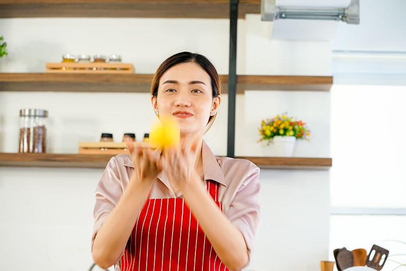 年轻女性社交媒体网红在视频博客上教授烹饪素食