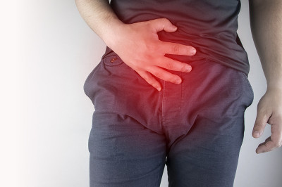 前视图。腹股沟和膀胱疼痛。疼痛的概念在男性是由于前列腺炎，膀胱或泌尿生殖系统的炎症。尿频。