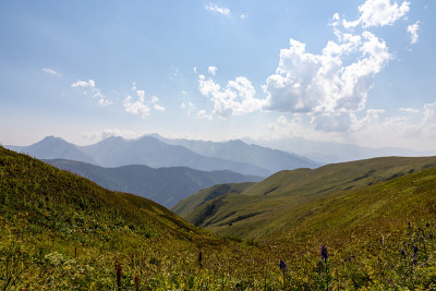 阿迪什-格鲁吉亚高加索山脉的全景。后面有高高的白雪覆盖的山峰