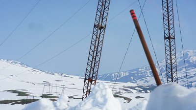 雪中的电线杆