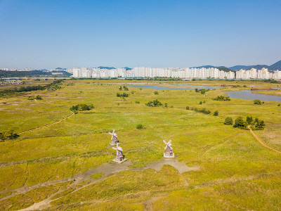 韩国仁川梭莱生态公园的木制风车鸟瞰图