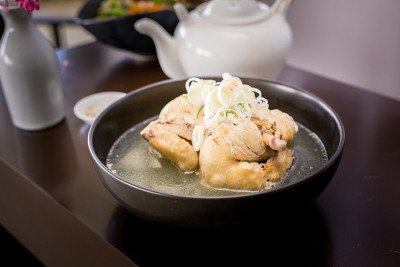 传统的韩国食品——人参鸡汤