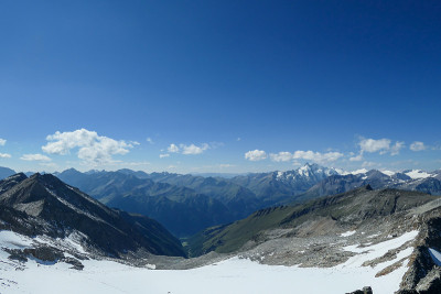 全景从Hohe Sonnblick在奥地利阿尔卑斯山在格罗?格洛克纳山顶。整个地区非常陡峭和危险，有