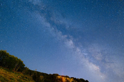 星空和银河越过山峦和天际
