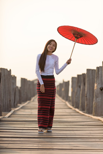 微笑的美丽的年轻缅甸妇女的肖像