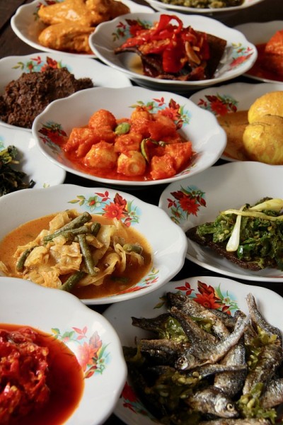 米南卡堡菜肴的典型服务风格“Hidang”