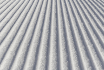 滑雪背景-滑雪坡上的新鲜雪