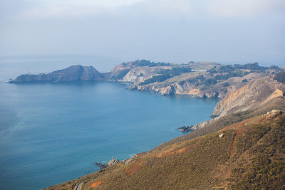 在一个夏日阳光明媚的日子，马林海岬，金门国家娱乐区，马林县，加利福尼亚州的鹰山的观点