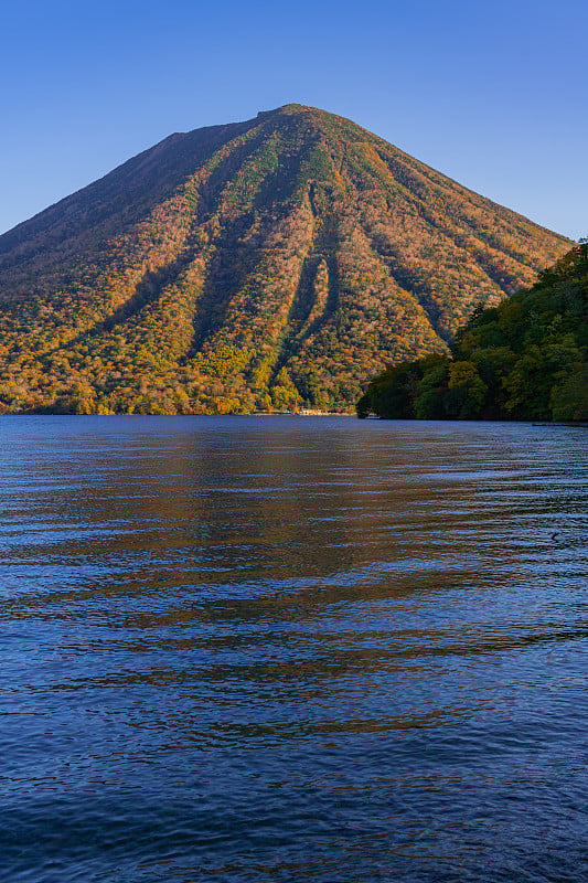 秋天的南台山和中禅寺湖