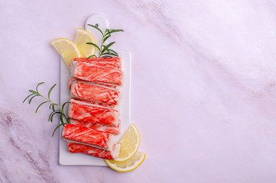 蟹肉棒配柠檬和迷迭香。