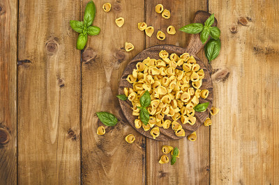 罗勒和肉馅意大利饺子。博洛尼亚和罗马涅的特色菜:Cappelletti，新鲜的鸡蛋意大利面，肉和蔬菜