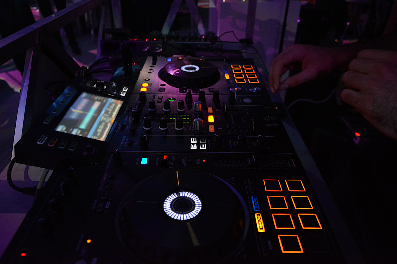 夜总会录音室混音室的DJ