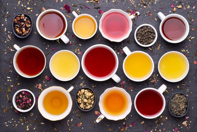 各种各样的茶杯在黑暗，石头背景，俯视图