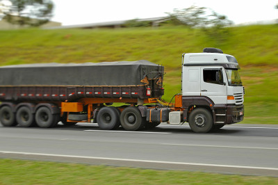 在公路上装载的大型自卸车