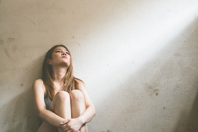 悲伤的女人独自坐着感觉不好。
