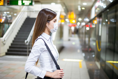 戴面具的女人在车站